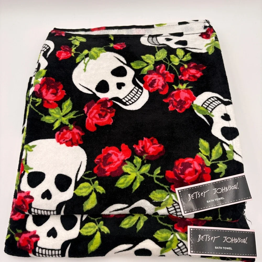 Betsey Johnson Skull and Roses Bath Towel Set 2 Pack Black Red Cotton 28x52 NEW